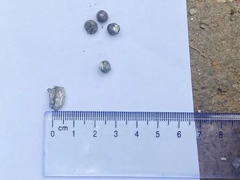 Nổ vật nghi là bom bi khiến hai cháu bé bị thương nặng