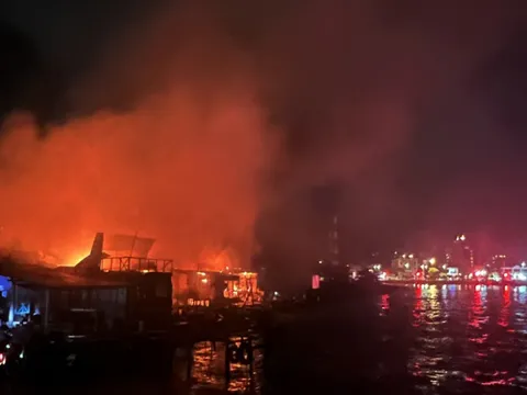 Trong đêm, hoả hoạn thiêu rụi 11 căn nhà ở Phú Quốc