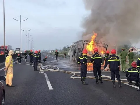 Đang lưu thông trên đường, một xe tải bỗng dưng bốc cháy