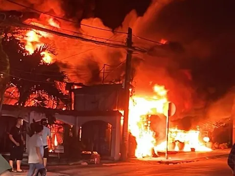 Cháy chợ đêm ở Bình Dương