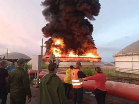 Cháy kho dầu lớn của Cuba do sét đánh