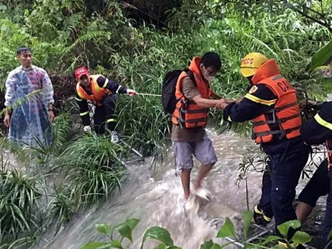 Quảng Nam: Giải cứu 23 người mắc kẹt tại suối Tiên
