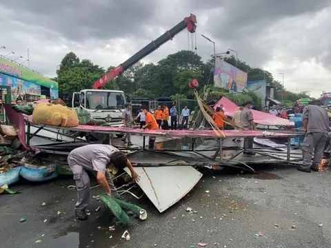 TP Hồ Chí Minh: Sập cổng chào Công viên nước Đầm Sen