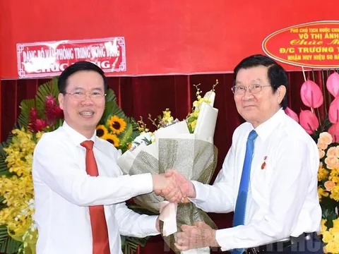 Nguyên Chủ tịch nước Trương Tấn Sang đón nhận Huy hiệu 50 năm tuổi Đảng