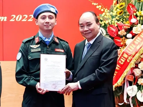 Chủ tịch nước trao quyết định cho sĩ quan công an đi thực hiện gìn giữ hòa bình Liên hợp quốc