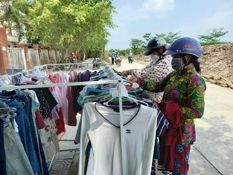 Lan tỏa yêu thương từ Shop quần áo 0 đồng