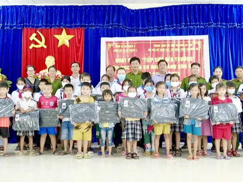 Công an tỉnh Bạc Liêu tặng 320 phần quà cho học sinh khó khăn