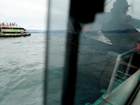 Chìm tàu chở hàng ngoài khơi Indonesia làm 11 người mất tích