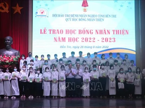 Bến Tre: Trao học bổng cho học sinh, sinh viên có hoàn cảnh khó khăn