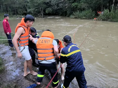 Lâm Đồng: Giải cứu 10 thiếu niên mắc kẹt giữa rừng do mưa lũ