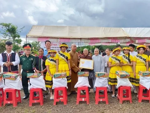 Tặng quà cho các gia đình có hoàn cảnh khó khăn và thiếu nhi nhân dịp Tết Trung Thu 2022 tại xã Đắk Ơ