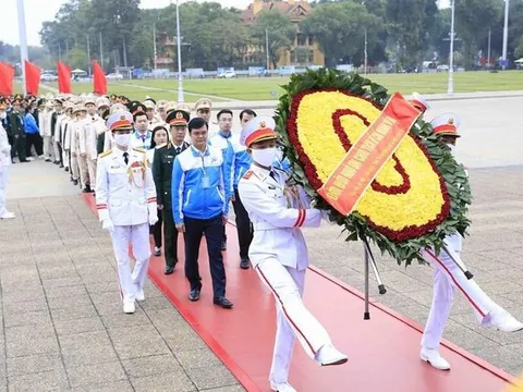 Đại biểu dự Đại hội Đoàn toàn quốc lần thứ XII báo công dâng Bác