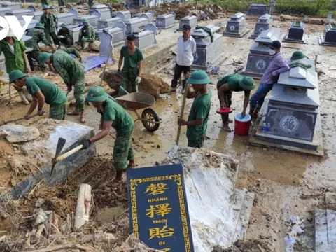 Bộ đội Quân khu 5 đội mưa cõng đá sửa chữa Nghĩa trang Hòa Sơn