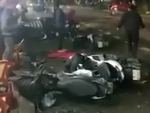 Tài xế ô tô đâm liên tiếp 8 xe máy rồi rời khỏi hiện trường