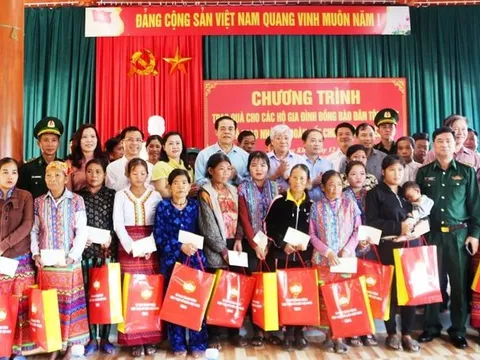 Quỹ 'Vì người nghèo' Trung ương tặng quà Tết cho người nghèo