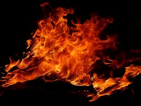 Chiến sỹ cảnh sát ở Huế dũng cảm lao vào đám cháy khống chế ngọn lửa