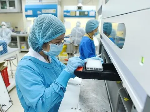 Sáng 4/1: Theo dõi chặt chẽ sự xuất hiện của các biến thể mới của COVID-19