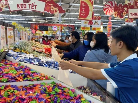 Người dân đua nhau sắm Tết, siêu thị Hà Nội đông đúc