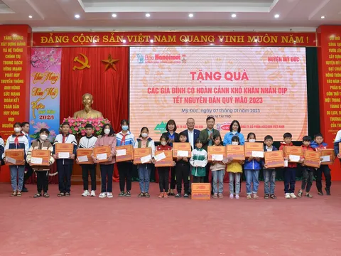 Trao 150 suất quà tặng người nghèo, trẻ em có hoàn cảnh đặc biệt tại Ứng Hòa, Mỹ Đức