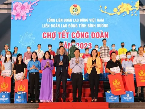 Công đoàn Bình Dương tặng quà tết cho người lao động