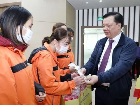 Đồng chí Đinh Tiến Dũng chúc Tết, tặng quà hộ nghèo, người lao động tại tỉnh Ninh Bình