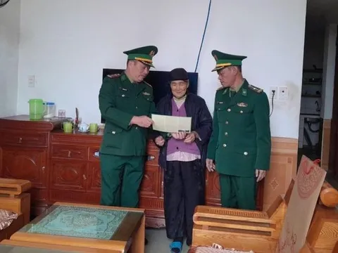 Đồn Biên phòng Trà Cổ tặng quà Tết cho các gia đình chính sách