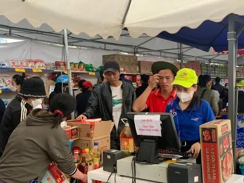 Ấm lòng chợ Tết nhân ái, mua cả xe hàng không mất tiền