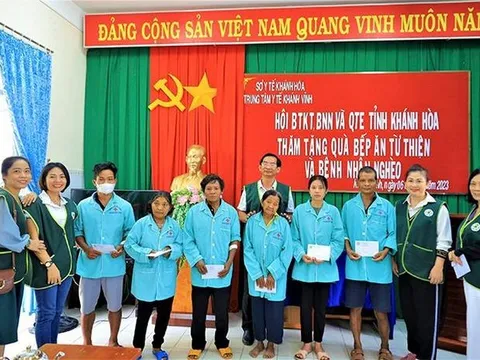 Khánh Hòa: Trao tiền cho bếp ăn từ thiện, bệnh nhân nghèo ở Khánh Vĩnh