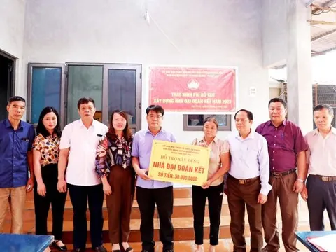 Thái Nguyên: Trao tiền hỗ trợ xây nhà Đại đoàn kết cho người nghèo