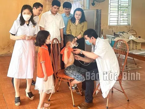 Hoà Bình: Khám sàng lọc và hội chẩn tim mạch miễn phí cho trẻ em huyện Tân Lạc