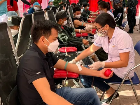 Hơn 400 tình nguyện viên tham gia hiến máu tại Ngày hội hiến máu "Về miền hoa ban"