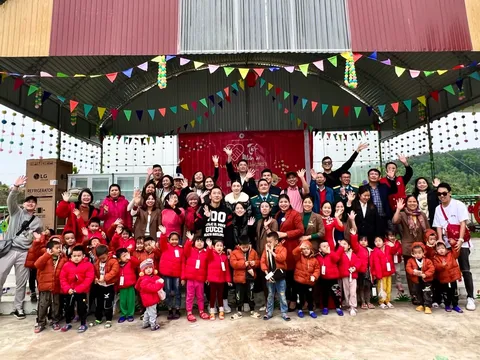 Thanh Hóa: Trao áo ấm và đồ dùng nhà bếp tại huyện Như Xuân