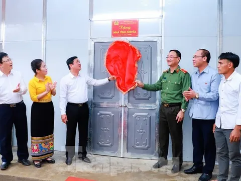 Bàn giao những căn nhà đầu tiên cho người nghèo ở Nghệ An