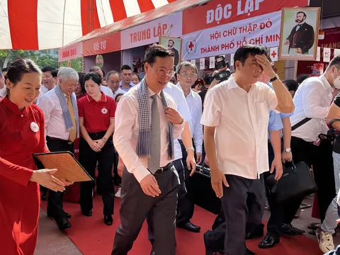 Chủ tịch nước Võ Văn Thưởng tham dự Hội chợ tại Lễ phát động Tháng Nhân đạo 2023 tại Cần Thơ