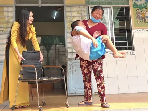 Mẹ nghèo 12 năm làm đôi chân cho 2 con đến trường