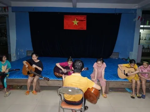 Ở lớp học không bàn, không ghế và học phí 0 đồng