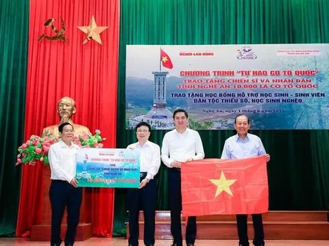 Trao 10.000 lá cờ Tổ quốc và 250 triệu đồng học bổng, quỹ khuyến học tại Nghệ An