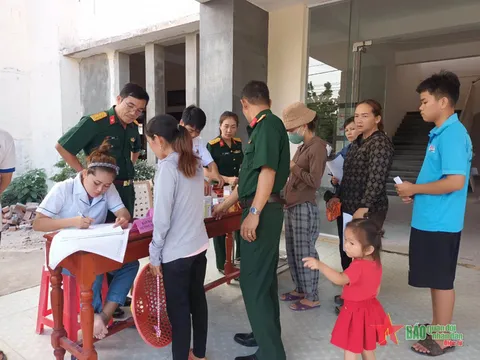 Bệnh viện Quân y 268: Khám, cấp thuốc miễn phí cho quân và dân đảo Cồn Cỏ