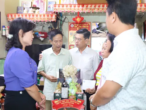 Phó Chủ tịch HĐND TPHCM Nguyễn Văn Dũng thăm và tặng quà các gia đình chính sách