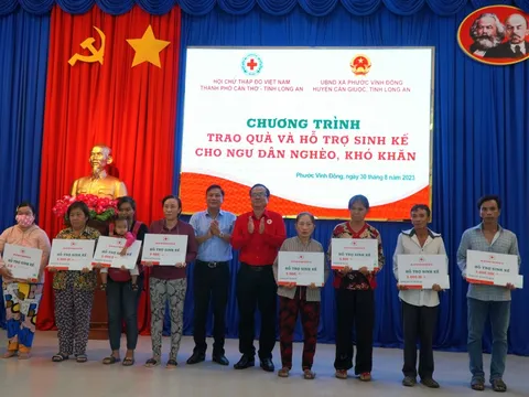 Cần Giuộc trao quà, hỗ trợ sinh kế cho ngư dân nghèo, khó khăn