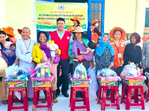 Bình Thuận: Trao tặng 500 suất quà cho người dân nghèo thôn Ka Lúc