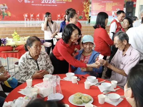 Xúc động bữa cơm đoàn viên ngày cuối năm đong đầy yêu thương