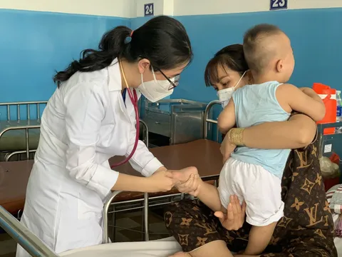 Những sai lầm trong điều trị và chăm sóc trẻ mắc bệnh truyền nhiễm mùa hè