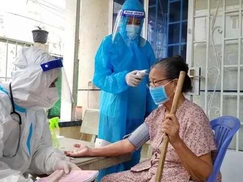 Mang vaccine phòng COVID-19 đến những đối tượng khó tiếp cận ở Việt Nam