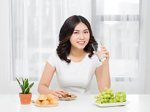 Uống nước trong bữa ăn không tốt cho hệ tiêu hóa