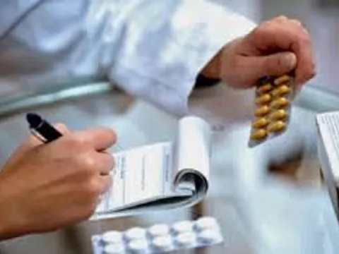 Yêu cầu nghiêm túc thực hiện quy chế kê đơn thuốc điều trị ngoại trú