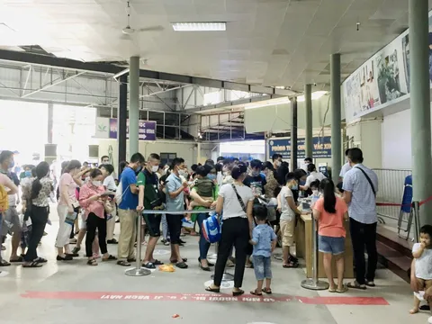 Nắng nóng, trẻ nhập viện tăng đột biến