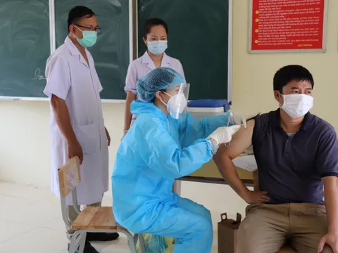 Hà Nội: Gần 900 nhân viên y tế xin nghỉ việc, chuyển công tác