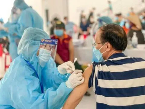 TP. HCM: Người dân chưa tiêm vaccine COVID-19 mũi 4 do tâm lý chủ quan