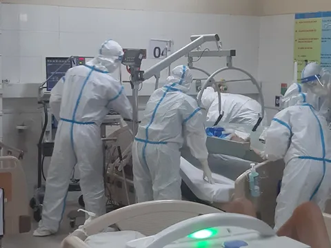 Thực trạng "chảy máu chất xám" trong hệ thống y tế công lập, người bệnh nghèo chịu thiệt thòi